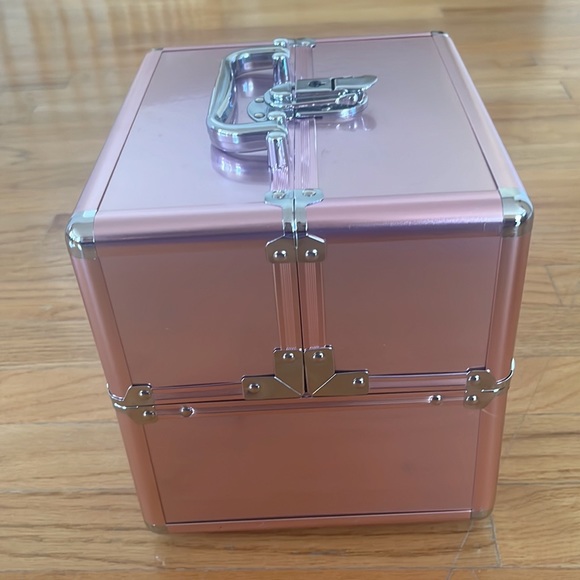 Pink storage box. - Picture 3 of 8